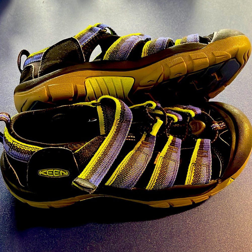 Boys Keen sandals, water shoes size 5
